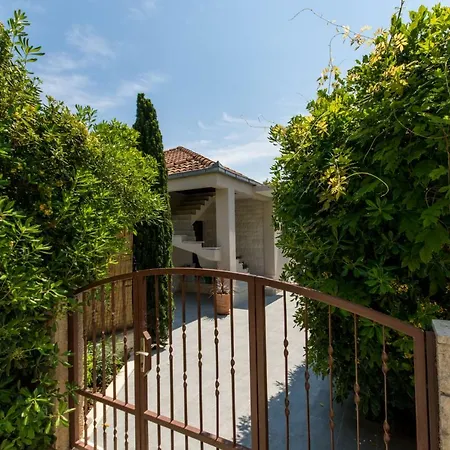 Holiday home Ruzmarin *