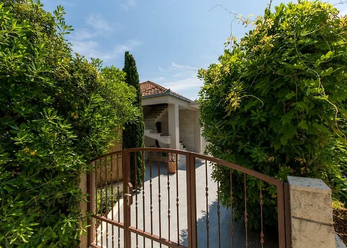 Semesterbostad Ruzmarin *